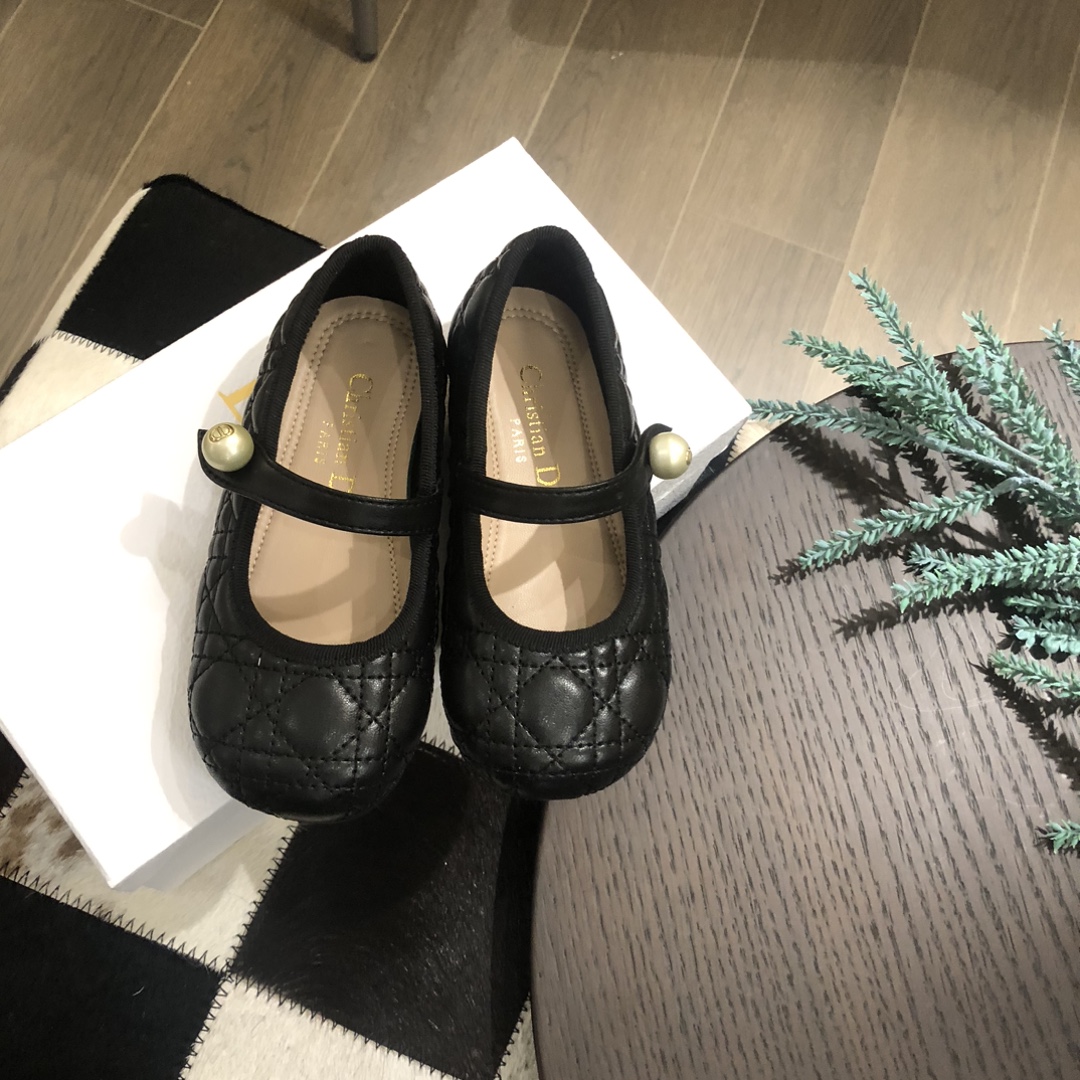 Children's shoes child